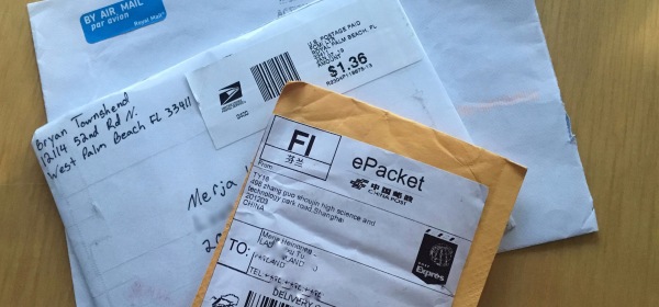 Ulkomaan postissa tulleita kirjekuoria. Englannista, Floridasta ja Shanghaista.